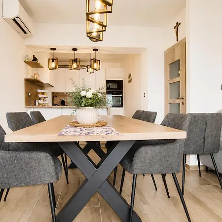 Karetina Luxury Guest House-5 Min To The